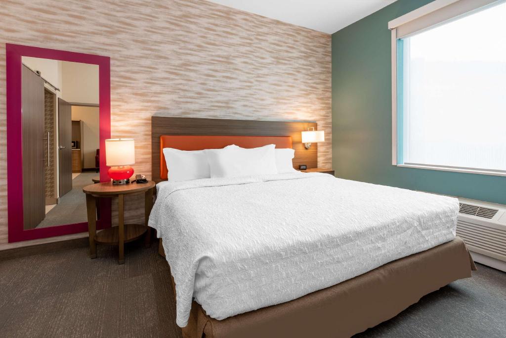 Suite, King Bed, Sofa, Accessible