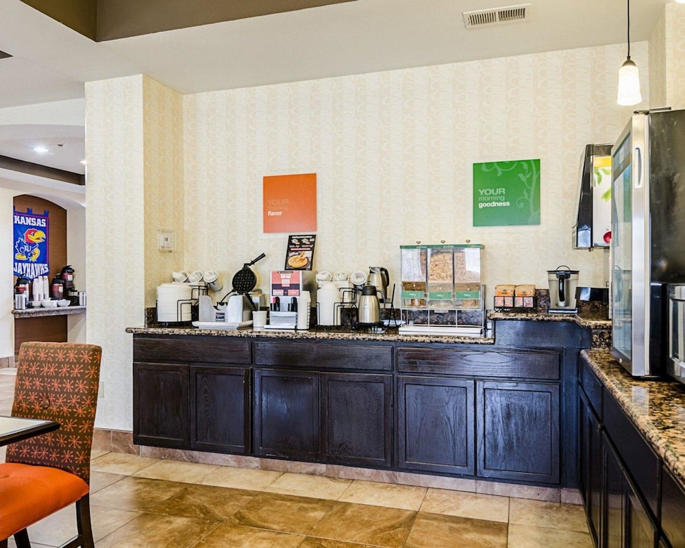 Comfort Inn & Suites Lawrence - University Area 16/49