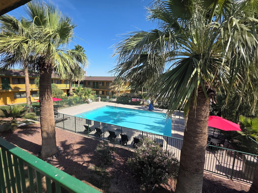 Econo Lodge Inn & Suites Yuma 36/47