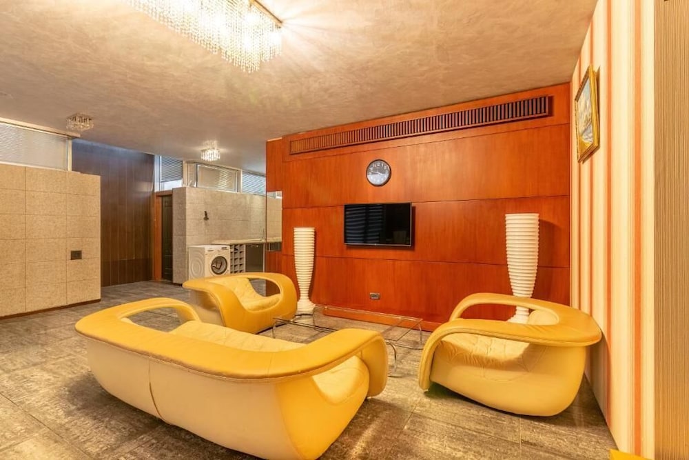 DELUXE CITY HOTEL 49/70