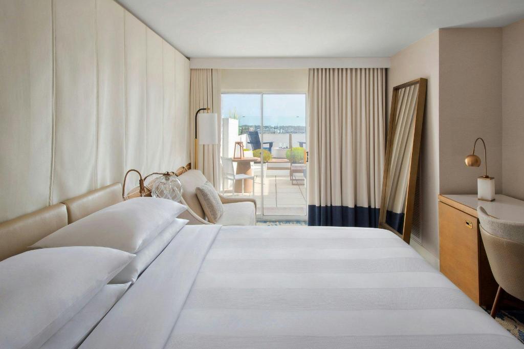 1 Bedroom, Deluxe, Suite, King Bed, Water View, Sofa, Balcony