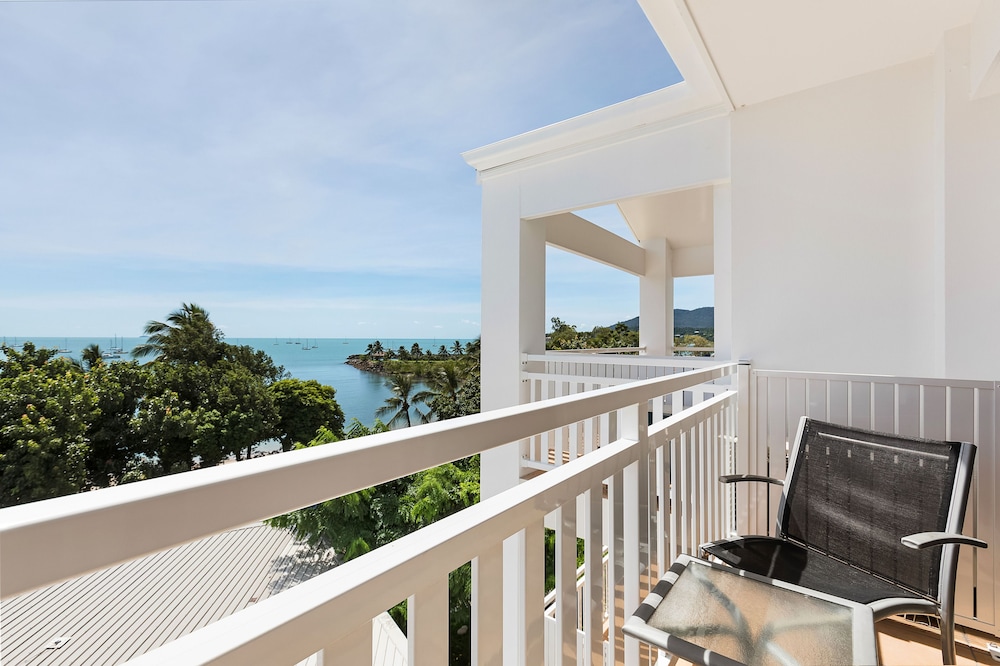 AIRLIE BEACH HOTEL 9/70