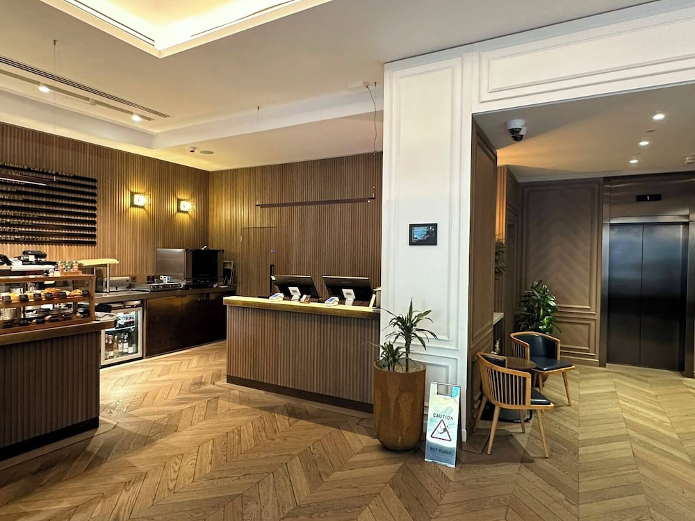 Page8, Page Hotels 10/63