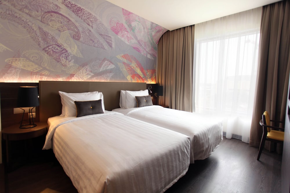 Mercure Karawang 19/66