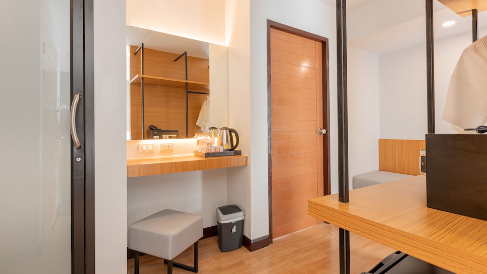 B2 Surat Thani Premier Hotel 37/38