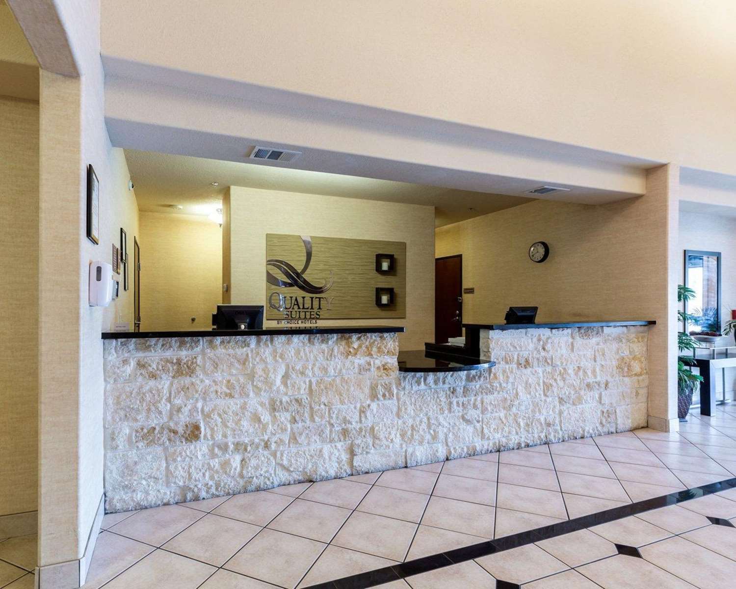 Quality Suites Huntsville Near University 4/24