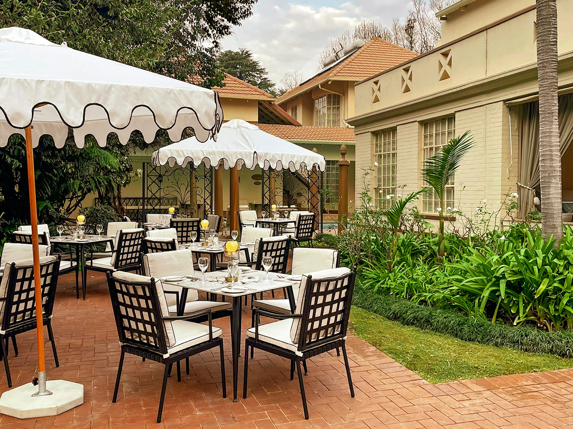 10 2nd Avenue Boutique Hotel 39/56
