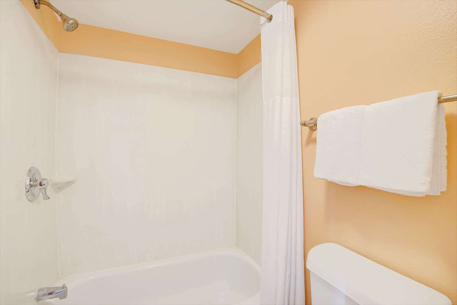 Days Inn By Wyndham Independence 45/45