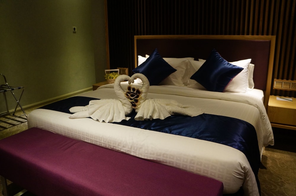 Greens Hotel And Suites 24/65