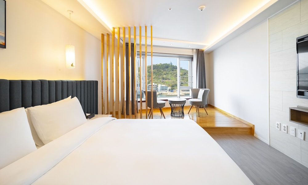 Presidential, Ocean, Art, Suite, Double Bed, Pool Access