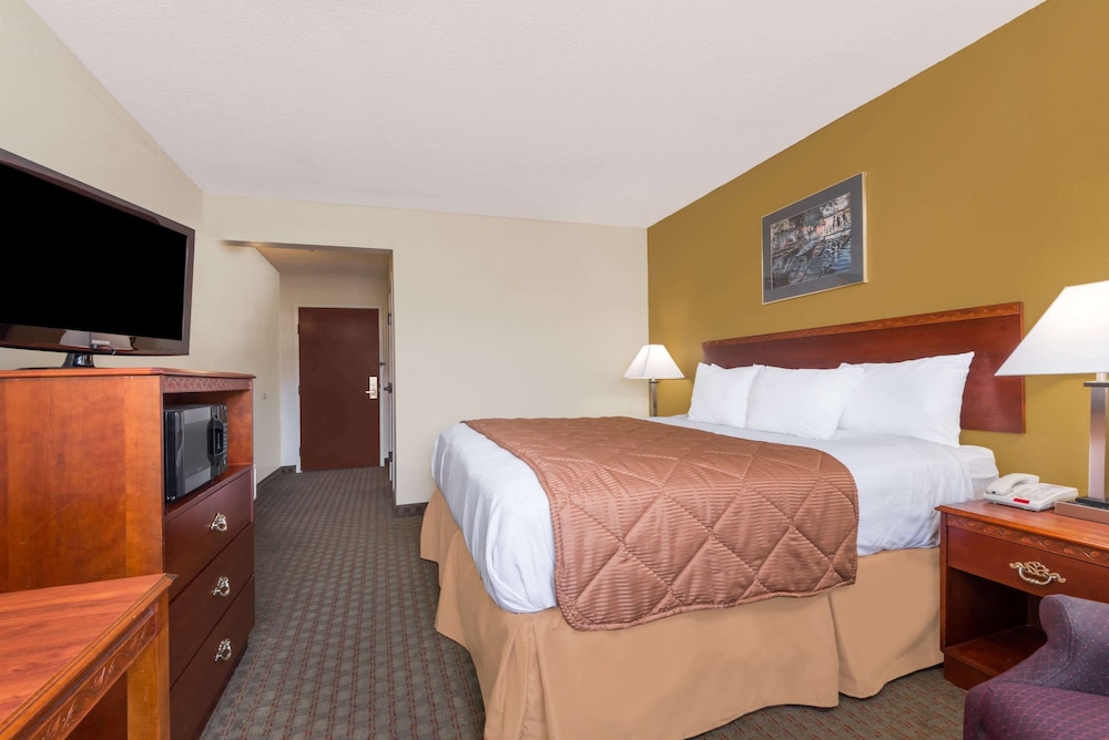 Days Inn by Wyndham Norton 8/25