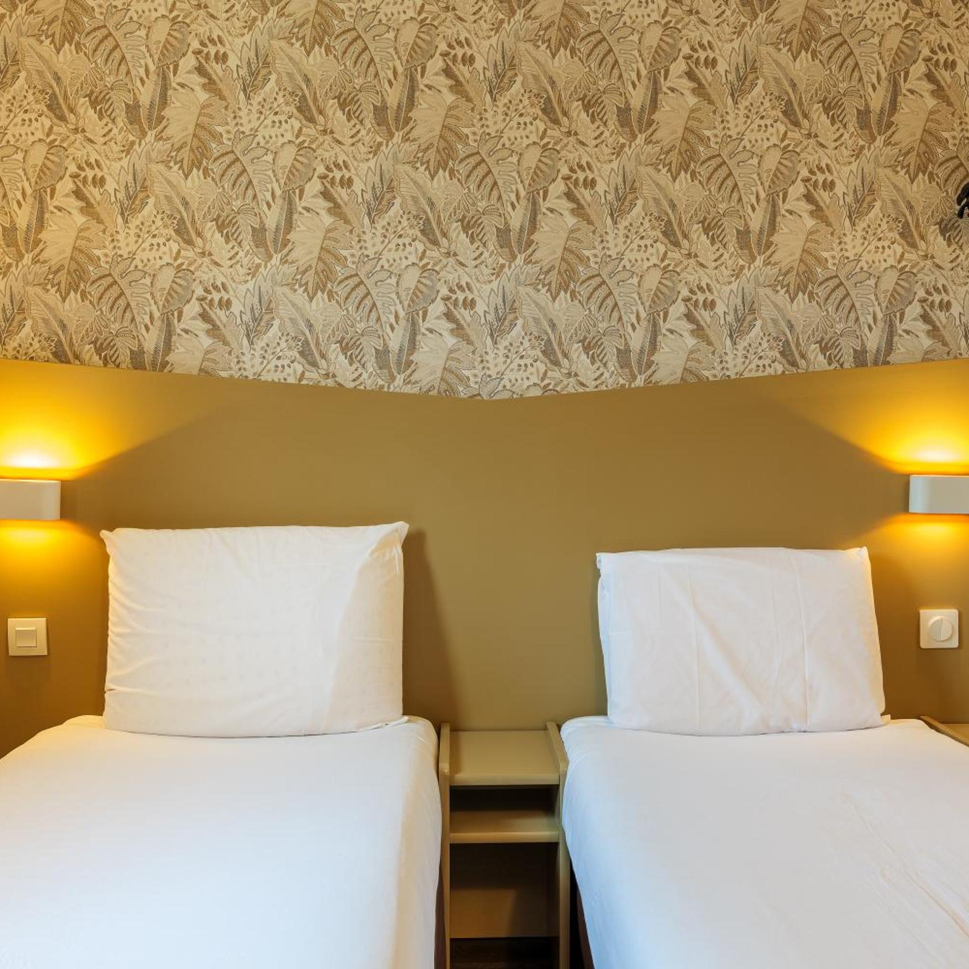 Room, Twin Beds, KYRIAD CHANTILLY 6/10