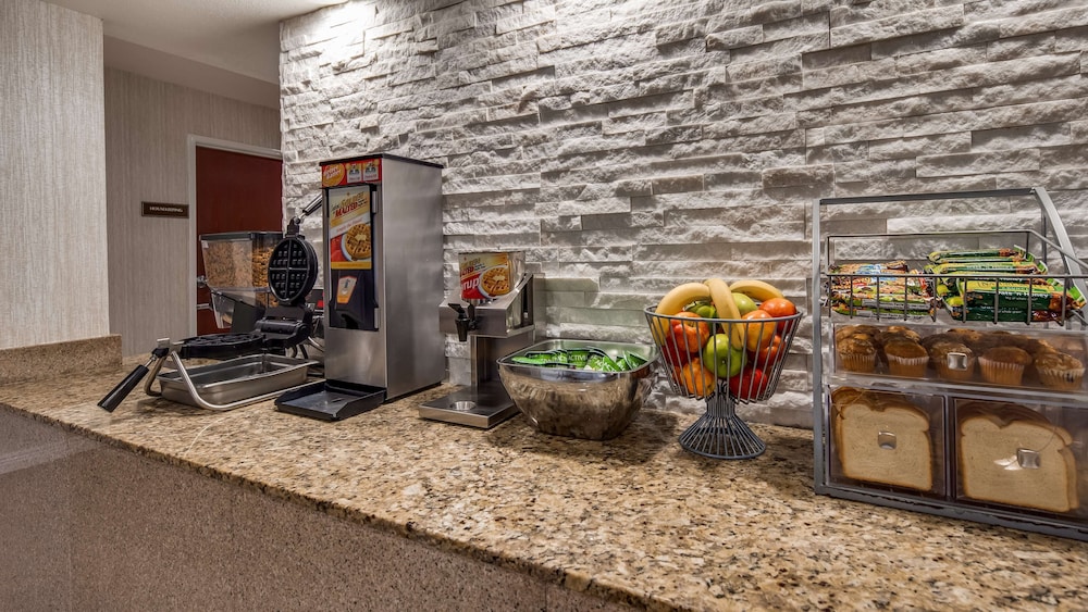 Surestay Hotel By Best Western Alexandria Airport 25/36