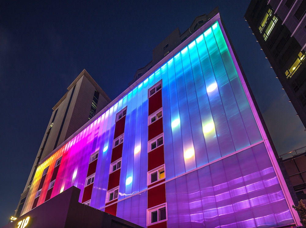 Zip Hotel 2/48