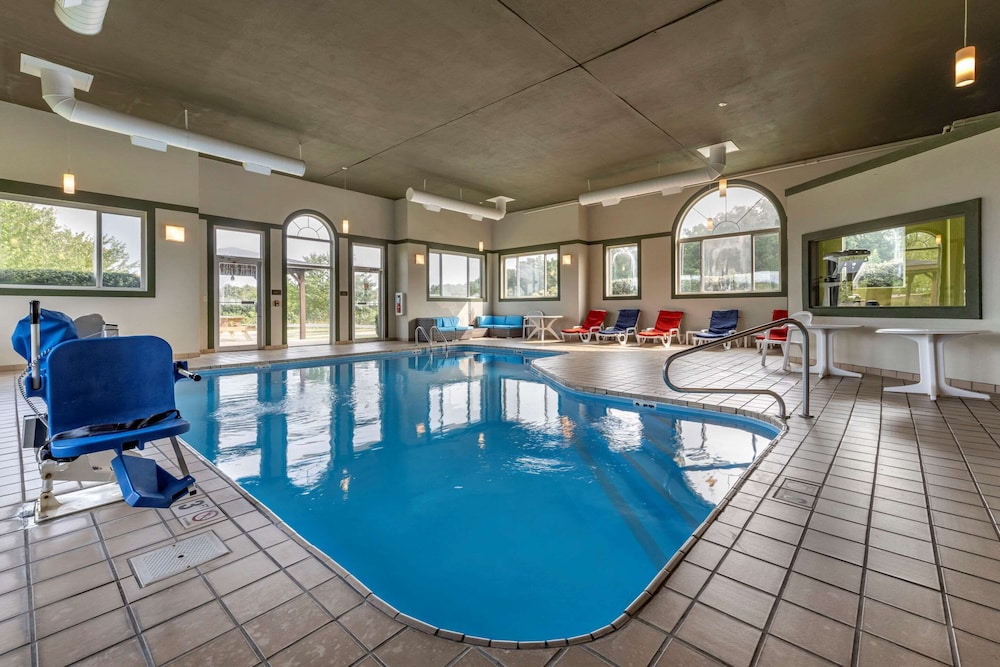 Comfort Inn and Suites Butler 2/38