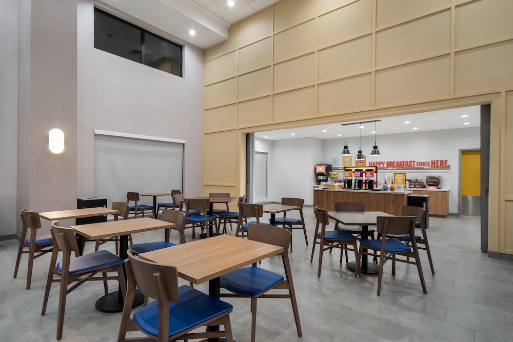 Hampton Inn & Suites by Hilton Irving DFW Airport North 38/56