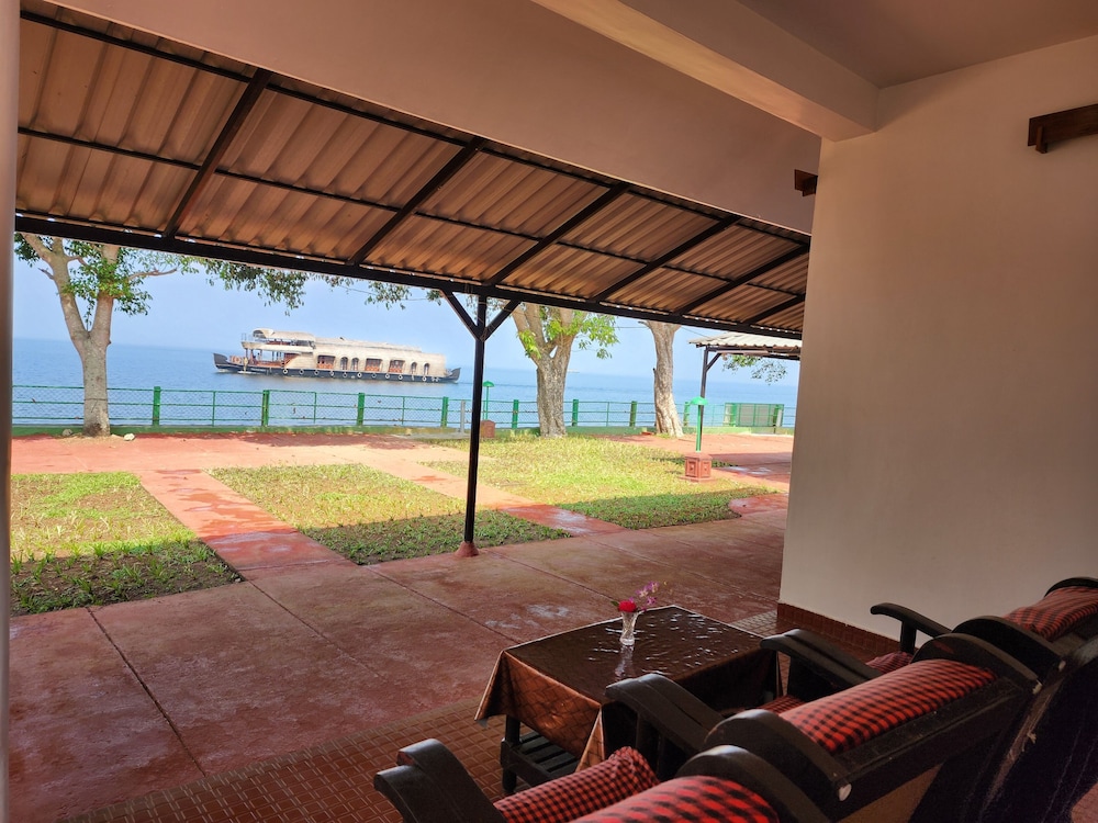 Illikkalam Lakeside Cottages 25/66