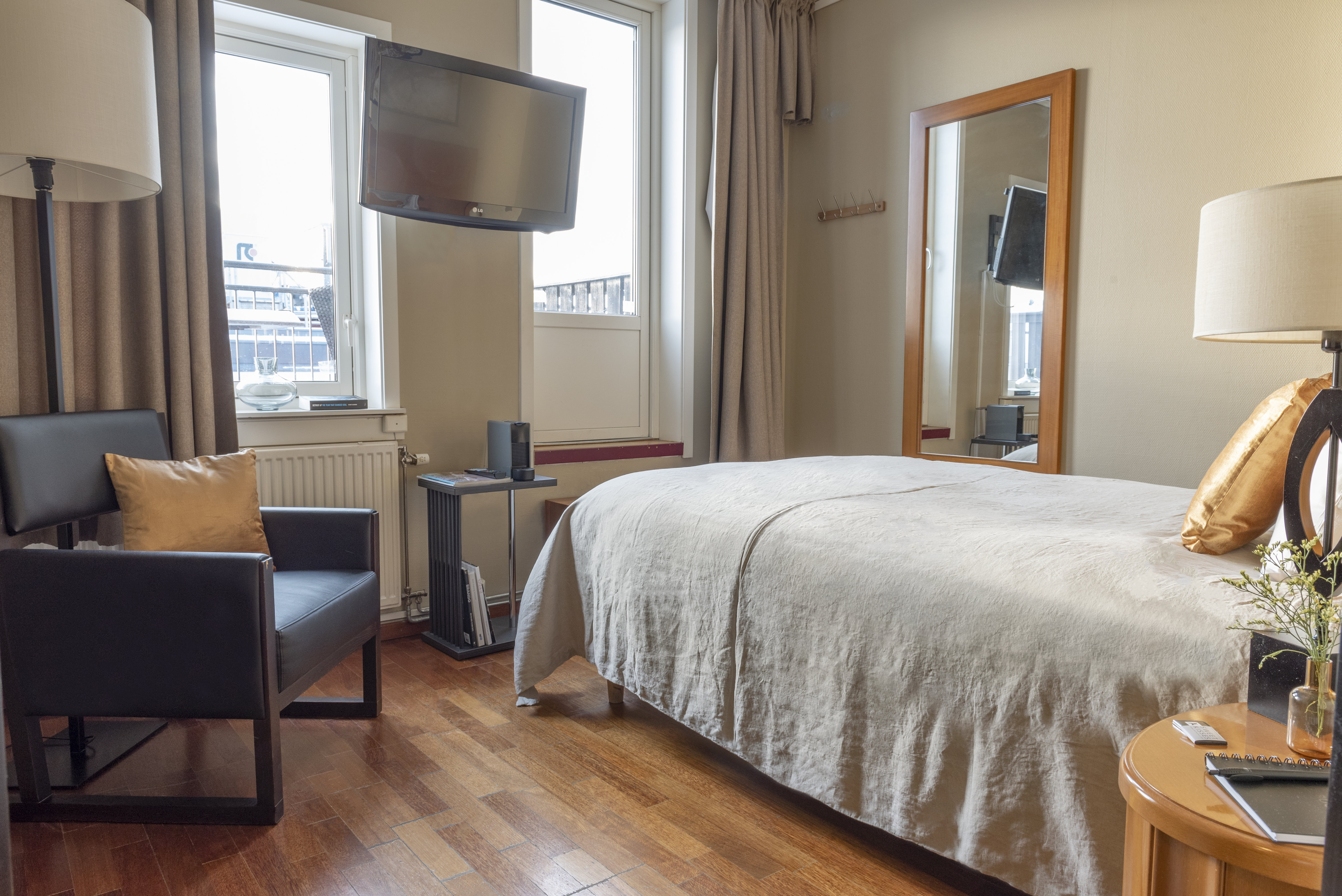 LOFT, QUEEN BED, TERRACE