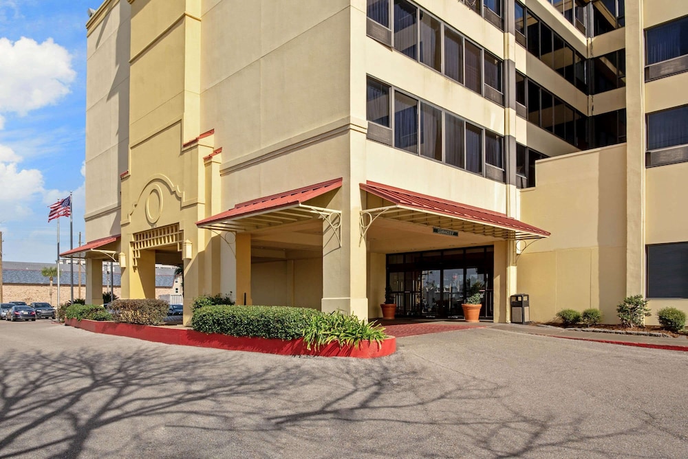 La Quinta Inn Suites New Orleans Airport 7/50