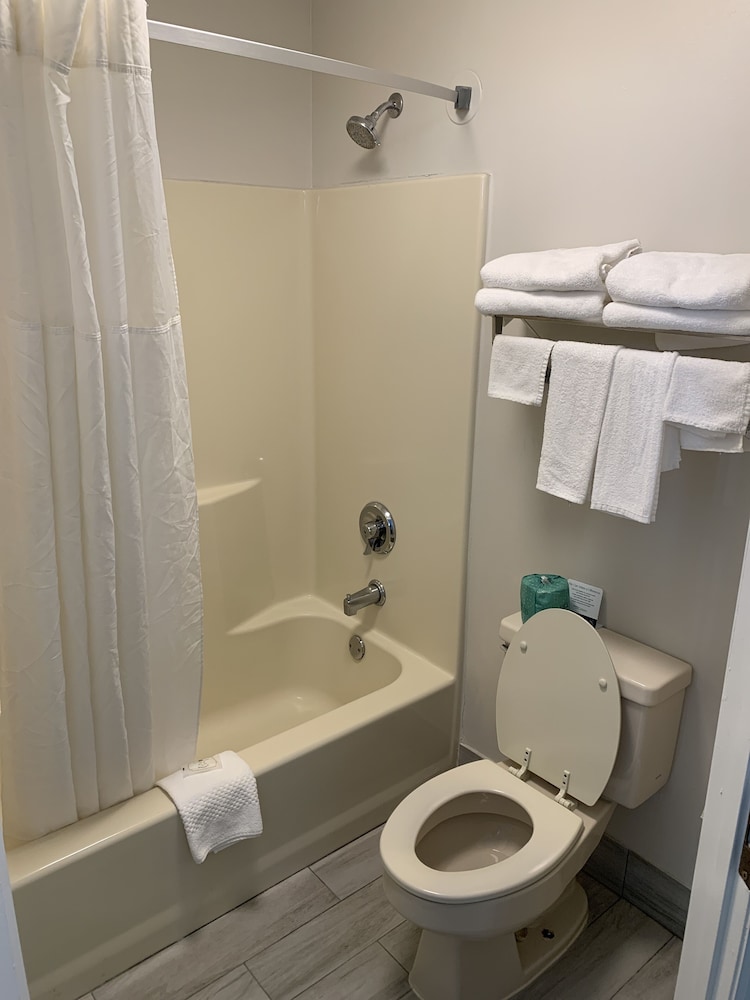 Quality Inn Gallatin-Nashville Metro 8/33