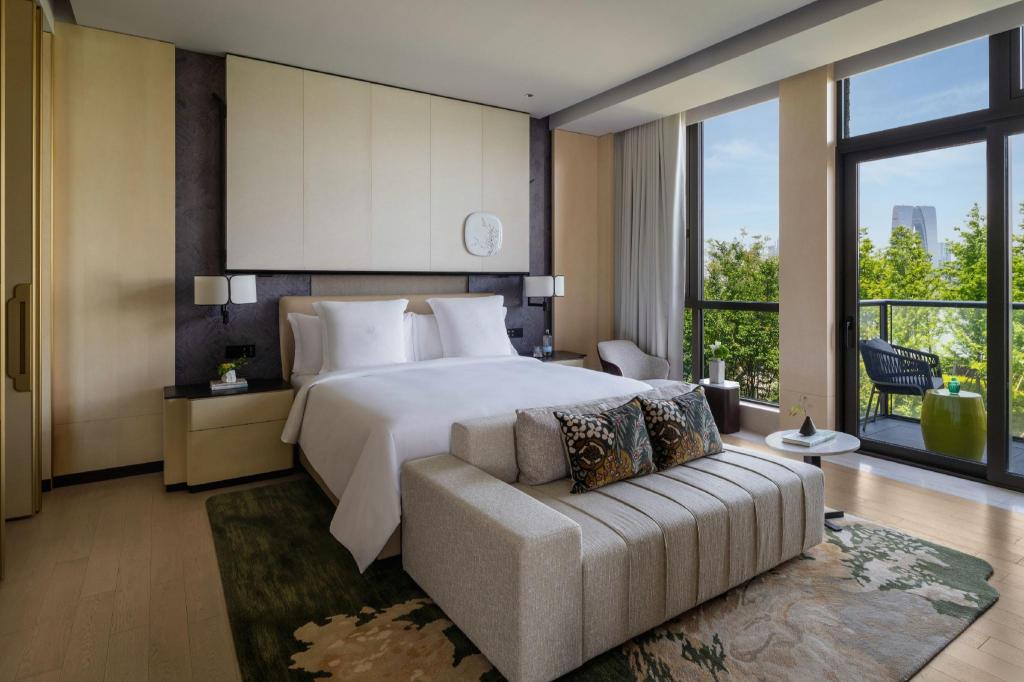 Four Seasons, Suite, King Bed