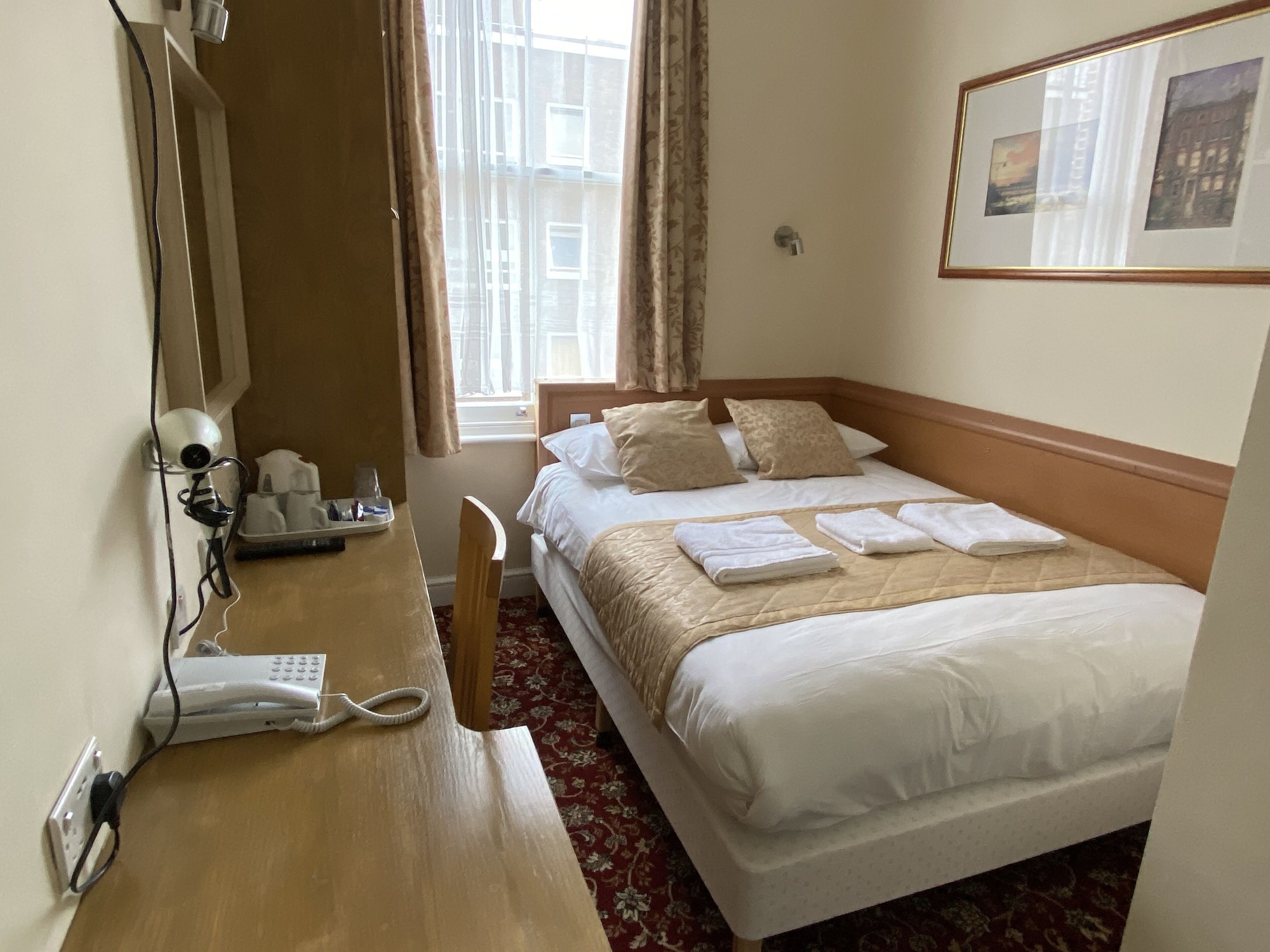 ROOM, DOUBLE BED