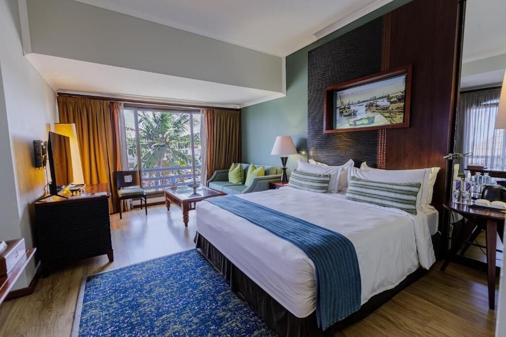 DELUXE, TWIN BEDS, CITY VIEW