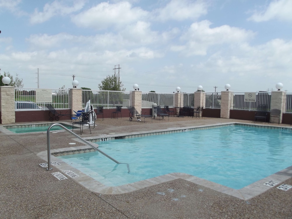 Hampton Inn & Suites Gainesville, TX 3/35
