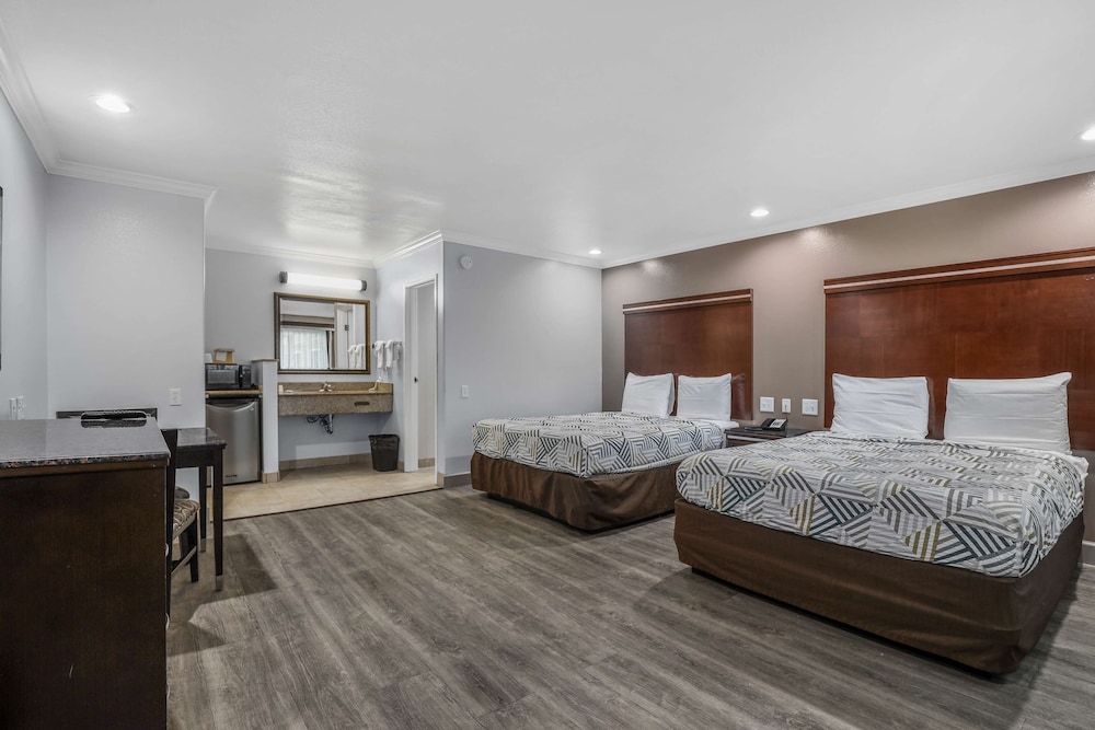 Motel 6 Carlsbad, CA - North Near Legoland 24/66