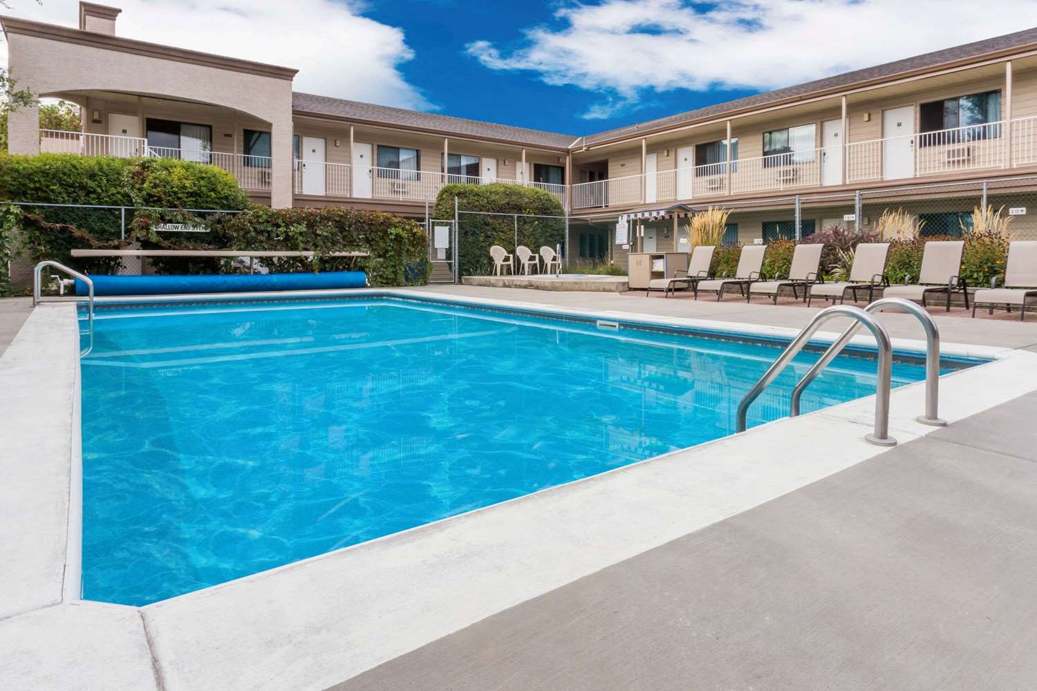 Super 8 by Wyndham Kelowna BC 23/38