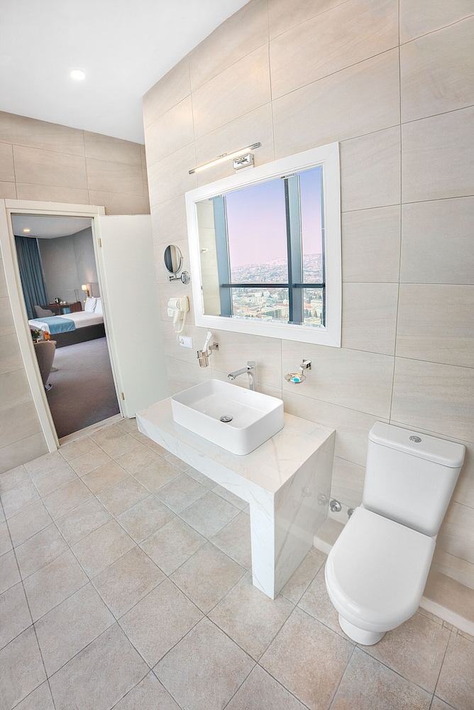 Meta Business Hotel 46/50