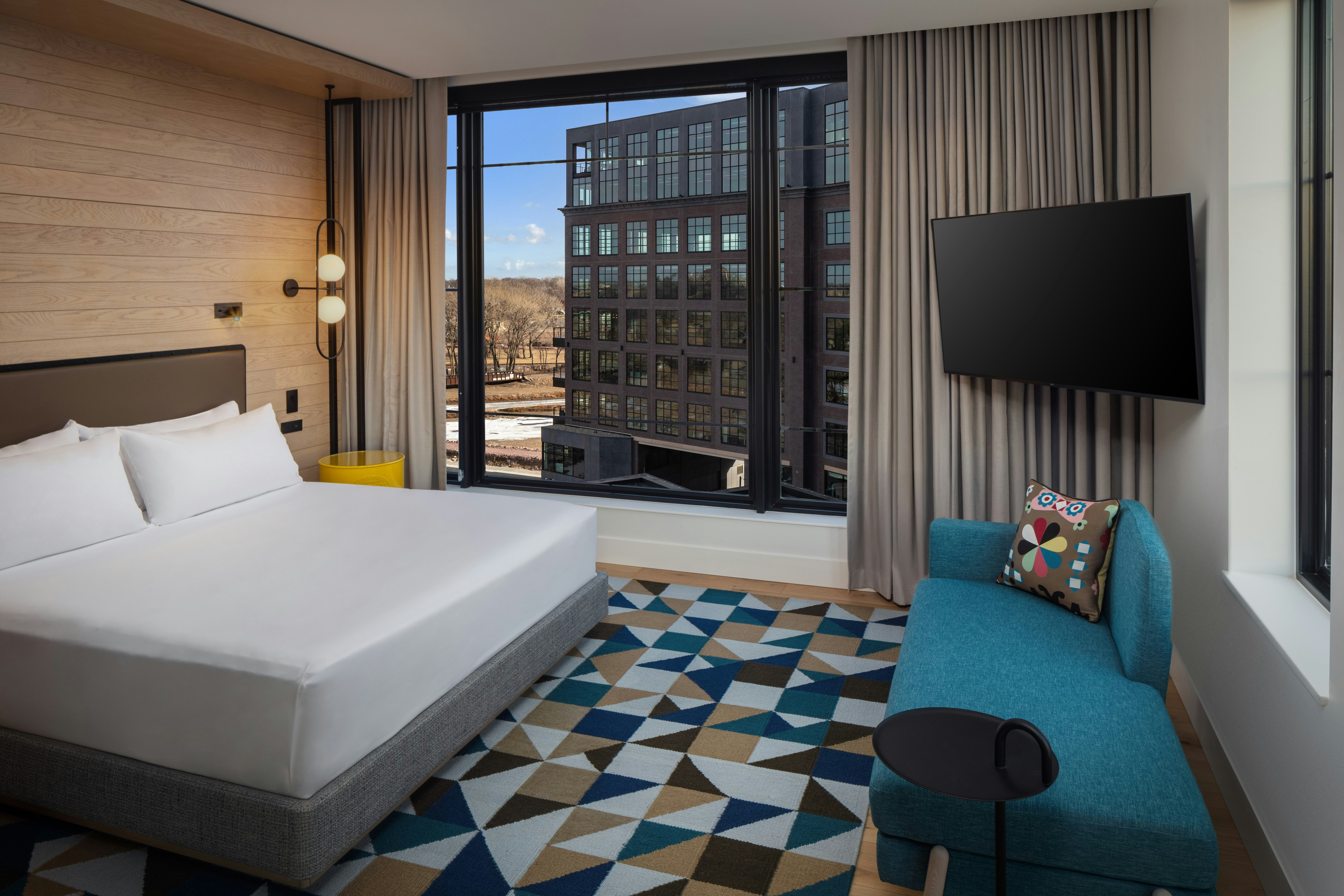 District, King Bed, Balcony, Corner