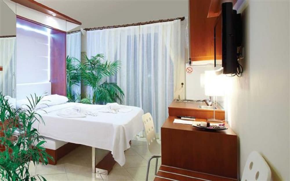Seahorse Deluxe Hotel 65/66