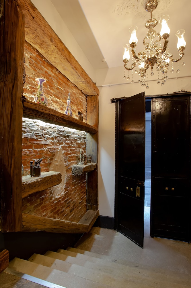 West Palace Hotel 29/50