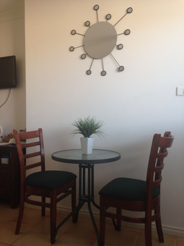 The Nosh & Nod - Avon Terrace 16/27