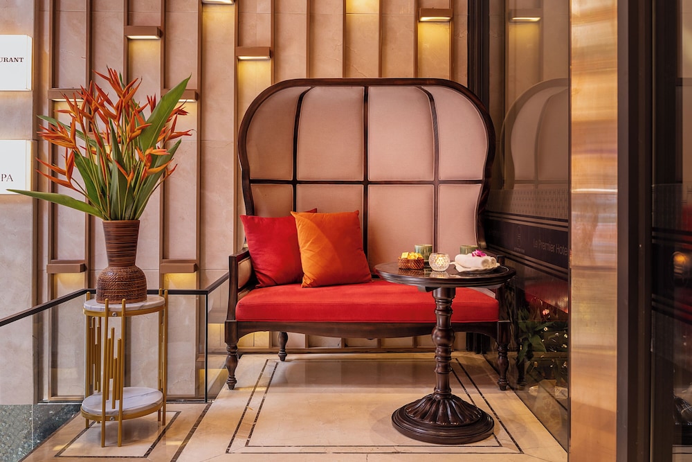 Le Premier Hotel & Rooftop Bar 30/50