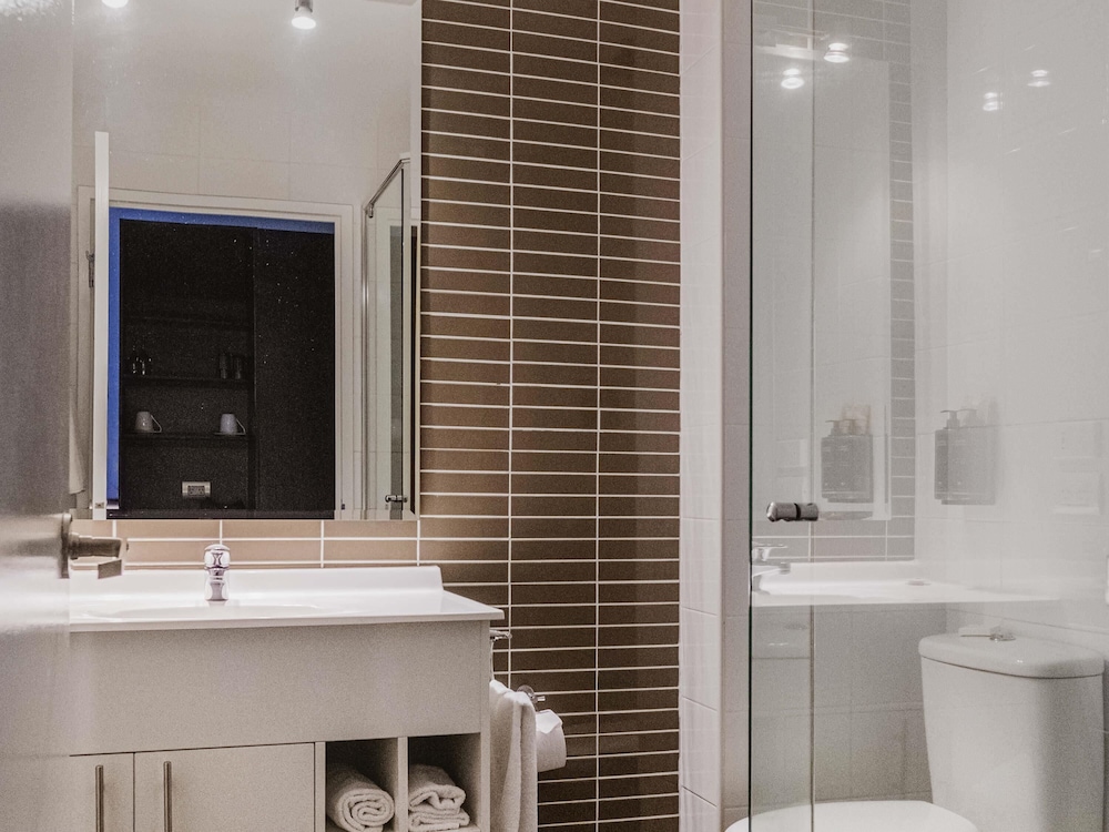 غرفة بسريرين منفصلين وسرير كينج بشرفة، Mercure Centro Port Macquarie 4/4