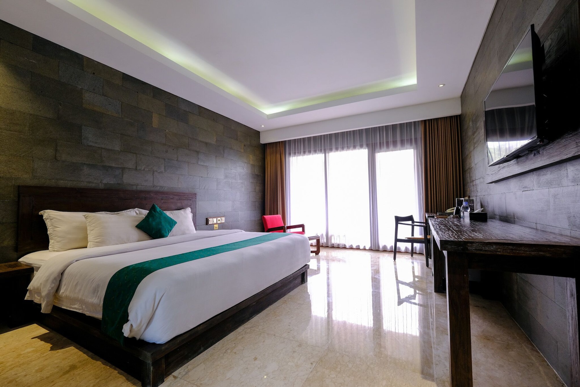 EXECUTIVE, KING BED, LAKE VIEW