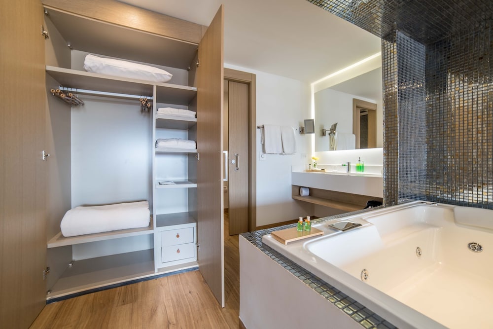 Master, Suite, King Bed, Sofa، Biohotel Organic Suites 10/10