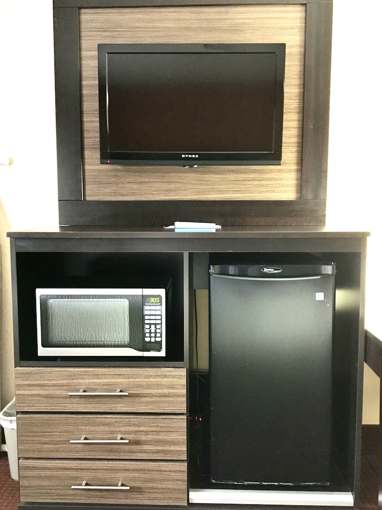 Days Inn Suites By Wyndham Traverse City 9/50