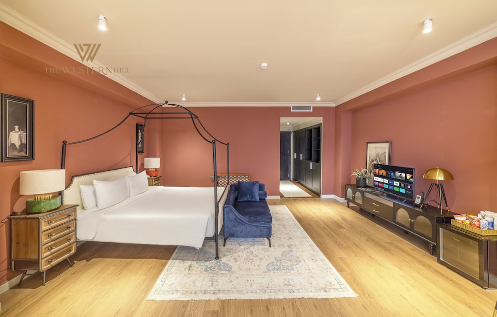 ROYAL, DOUBLE BED, CITY VIEW