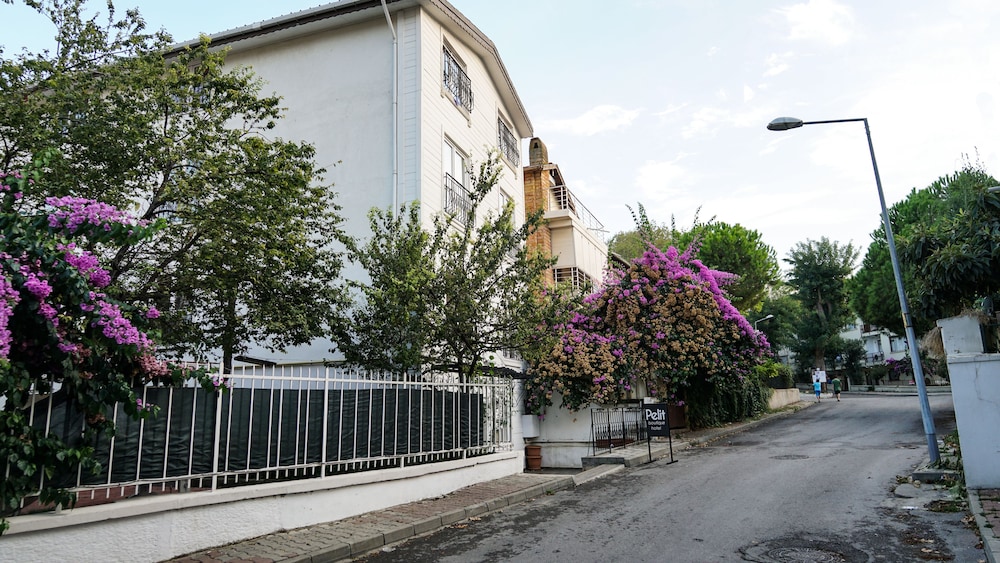 Petit Boutique Hotel 38/46