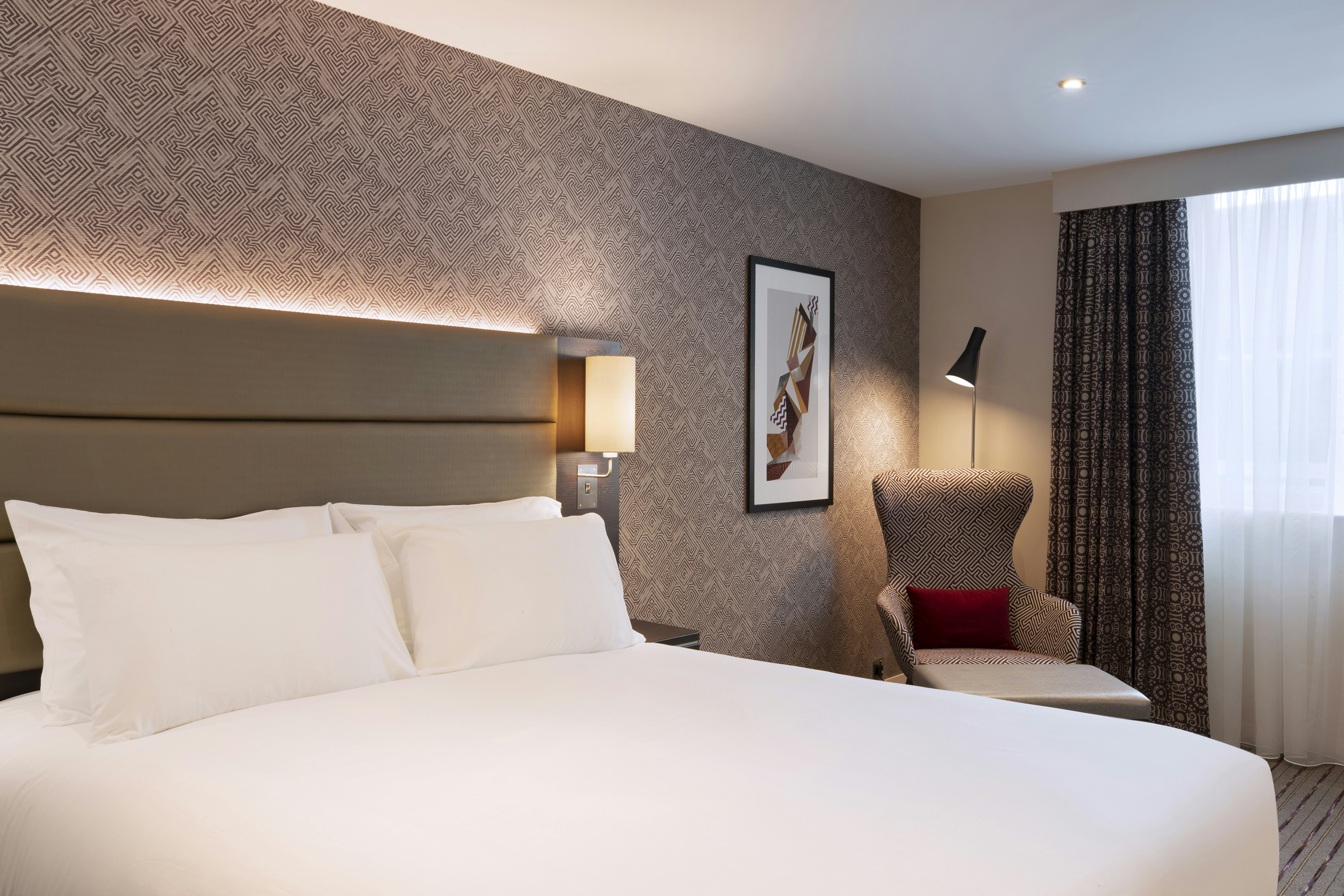 EXECUTIVE, QUEEN BED