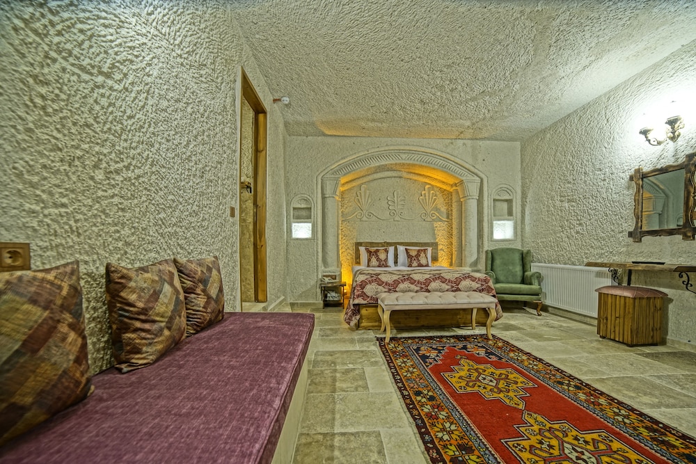 Risus Cave Suites 42/55