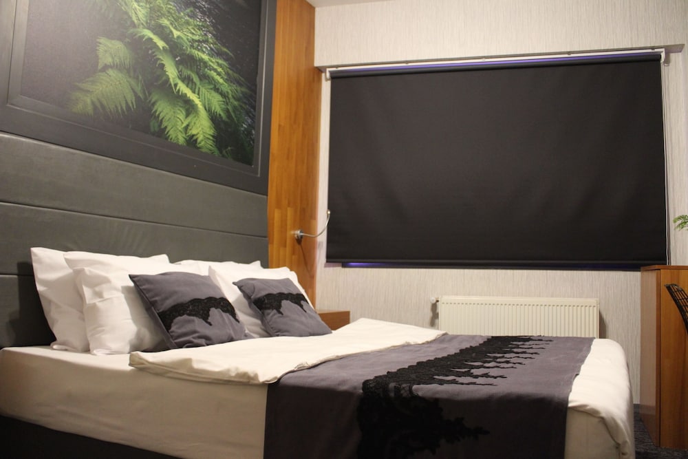Black Suite 27/83