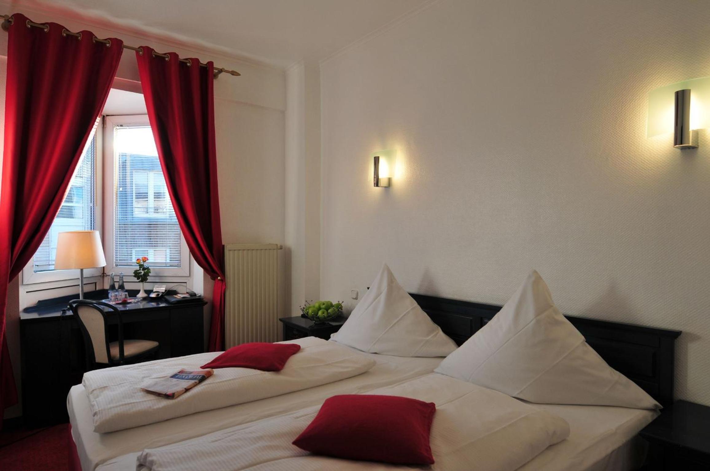 ROOM, DOUBLE BED