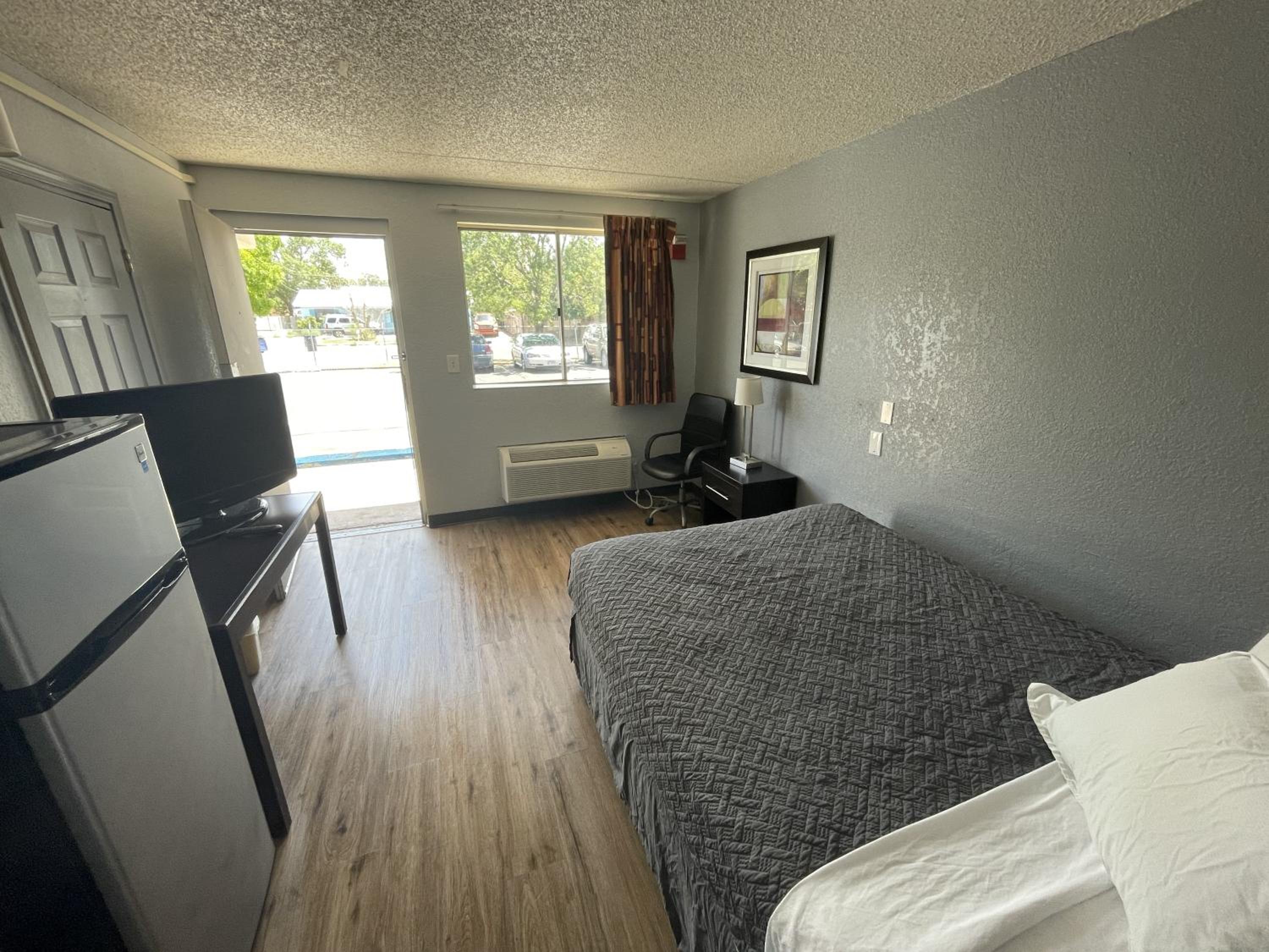 ROOM, QUEEN BED