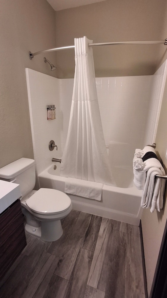 Island Suites 50/50