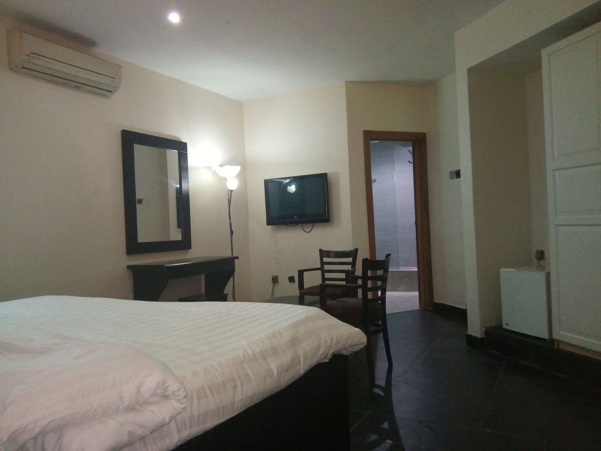 EXECUTIVE, SUITE, QUEEN BED