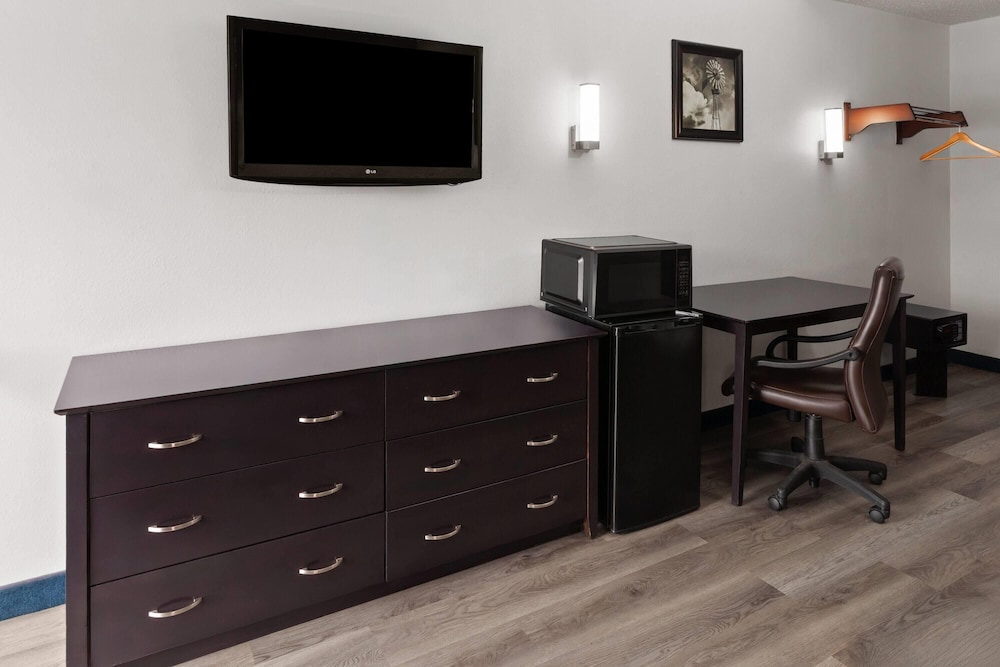 Travelodge By Wyndham Milwaukee 33/50